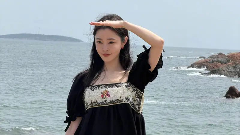 古城文艺氛围拉满 宋轶海边黑裙白短裤眉眼温婉若清风