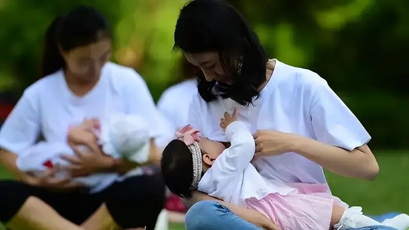 古城巷陌间的母乳喂养之议：奶娃路上的城市文艺碎影