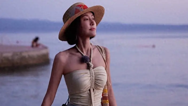 秦岚的原装身材太丰满了！穿抹胸都兜不住，我感慨自律的女人真美