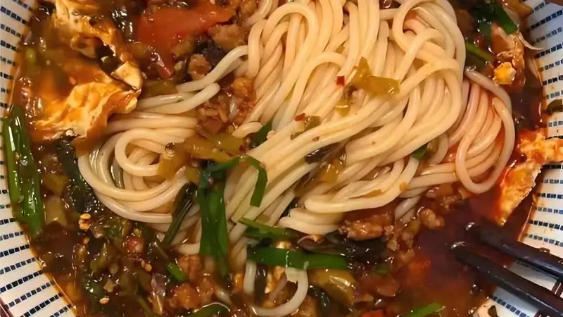 腊肉米线煲：一锅红油咕嘟嘟，香到邻居来敲门