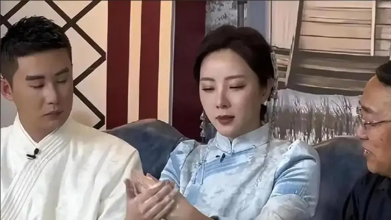 落地的凤凰不如鸡，39岁李思思现状曝光，县城商演穿皱西装引热议