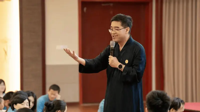 古城里的国学骗局：被追捧的“大师”竟藏暴力管教黑幕