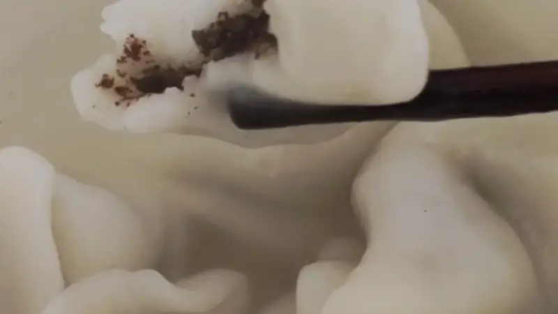 糯米揉制薄皮软糯弹滑，骨汤蘸水解锁多样汤圆吃法