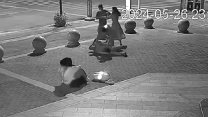 男子当街殴打女儿，路人出手被拘200多天