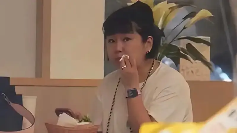 44岁Selina和男友接儿子,身材发福胖到认不出,昔日甜美女神现状令人唏嘘!