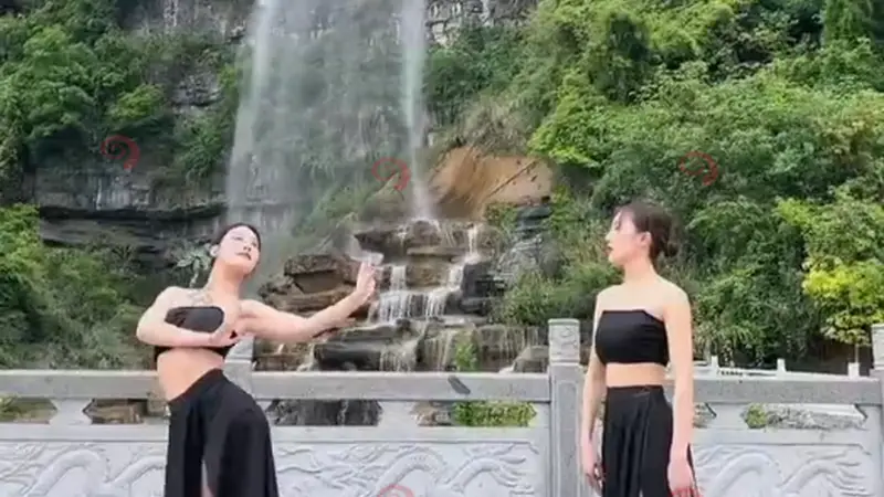 贵州:两名女子在瀑布下跳舞吸引眼球,游客:龙头好像在流口水