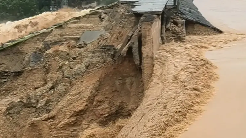 广西南宁防汛应急响应提升至一级，横州市六蓝水库发生严重险情，坝体出现缺口