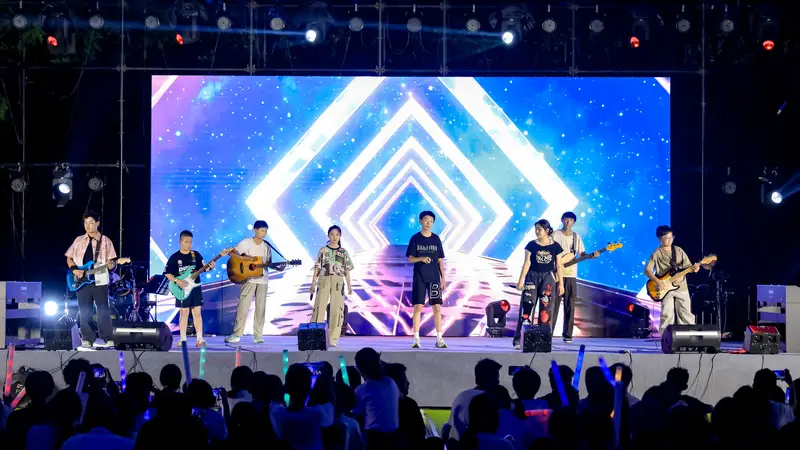 北京景山学校大兴实验学校举办首届草坪音乐节