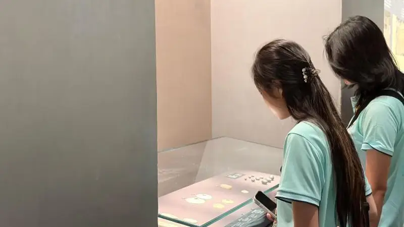 美国华裔青少年巴蜀行：一日之间，穿越三千年与亿万载