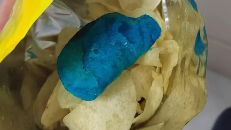 薯片中吃出蓝色异物！乐事确认：异物为工厂着色验证薯片