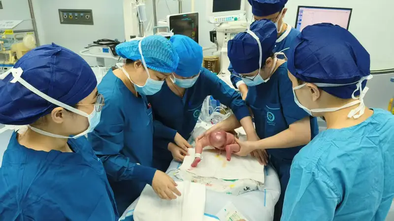 胎儿臀部长出巨型肿瘤,深圳一女婴出生即接受高难度手术