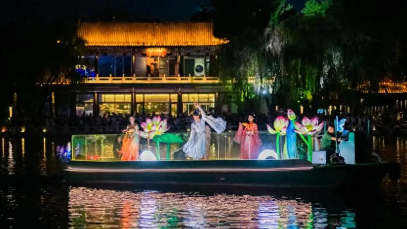 泉涌盛夏绘梦行：天下第一泉风景区画舫演艺焕新启航