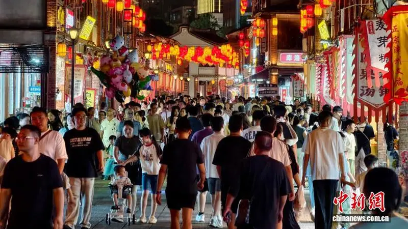 福建漳州古城暑期夜游火爆人潮涌动