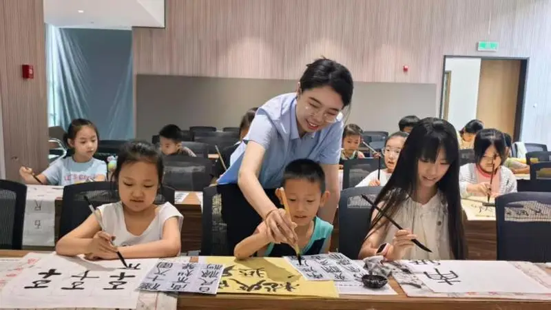 太原“古法重光”暑期活动让青少年体验清代篆书与篆刻的魅力