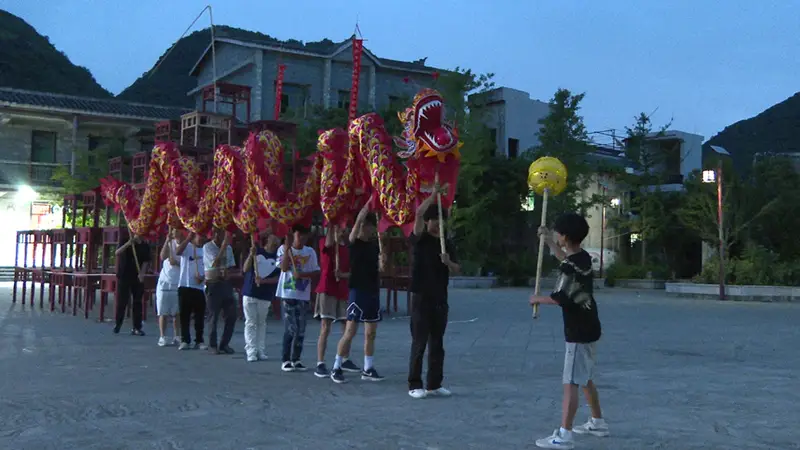 夜幕下的非遗课堂:老艺人育新人在乡村绽放光彩