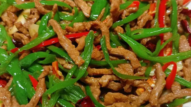 古城烟火里的鲜爽小技巧：青椒肉丝的嫩滑秘诀藏在翻炒细节中