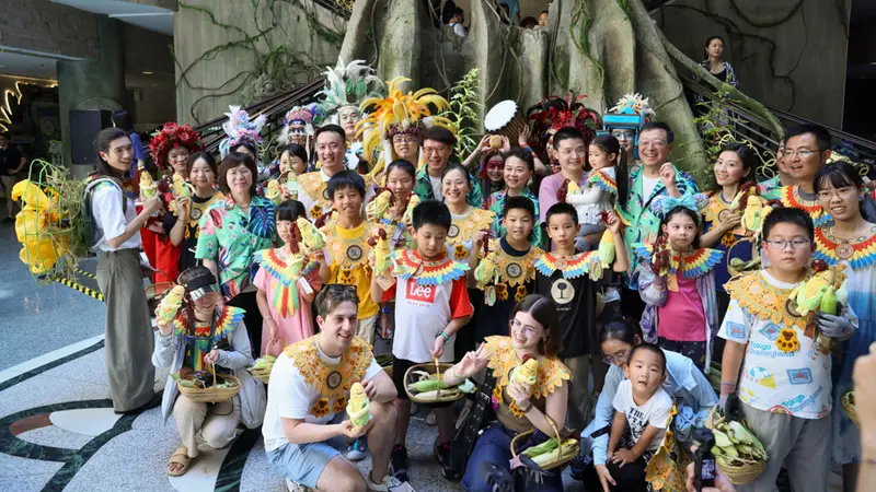 上博人民广场馆外那片藏着文明巧思的玉米地，迎来首个都市里的丰收时光