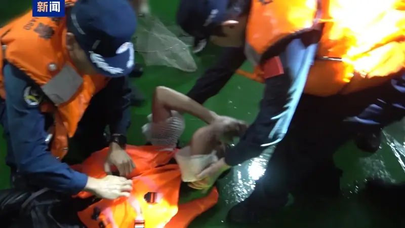 南海搜救持续进行,中国海警夜间再救起2名越南遇险船员