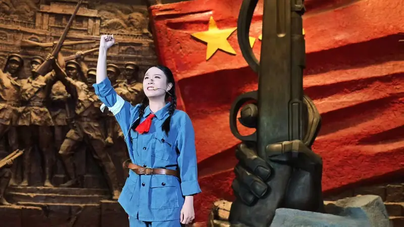 南昌古城里的红色文艺地标：八一起义纪念馆里，看先辈留下的文物里，藏着那枪杆子里走出的光