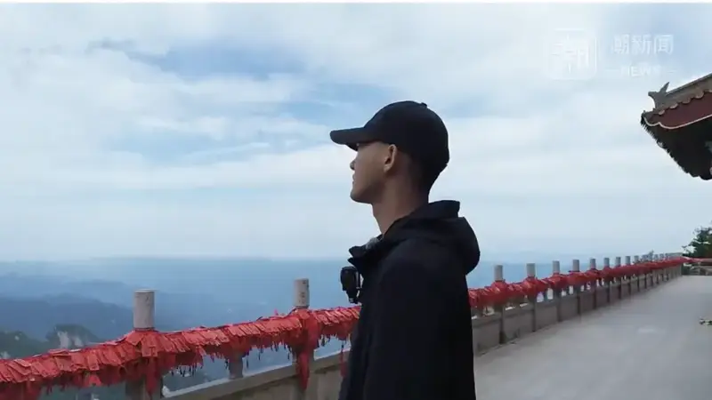 “001号老君山云海观察员”自曝焦虑压力大，拍摄首日就碰上大雾，每天五点起床，从早拍到晚