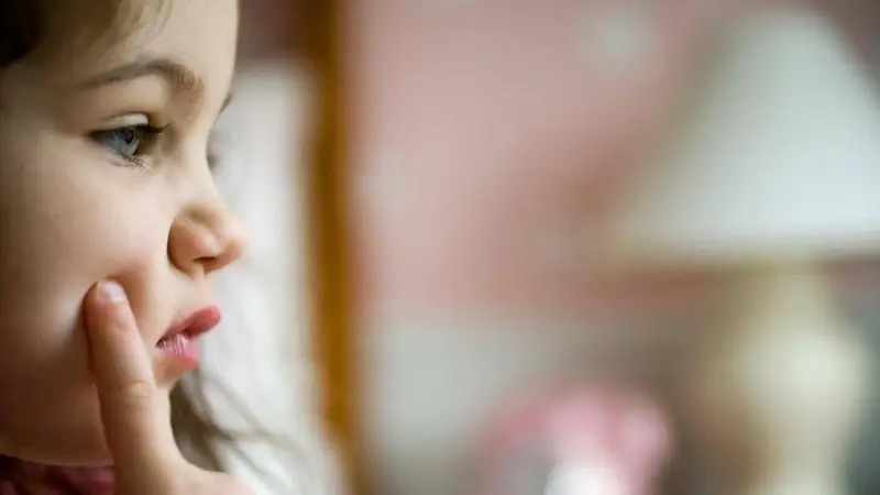 古城里的亲子悄悄话藏着小伤害 别让无心之言成孩子心头的刺