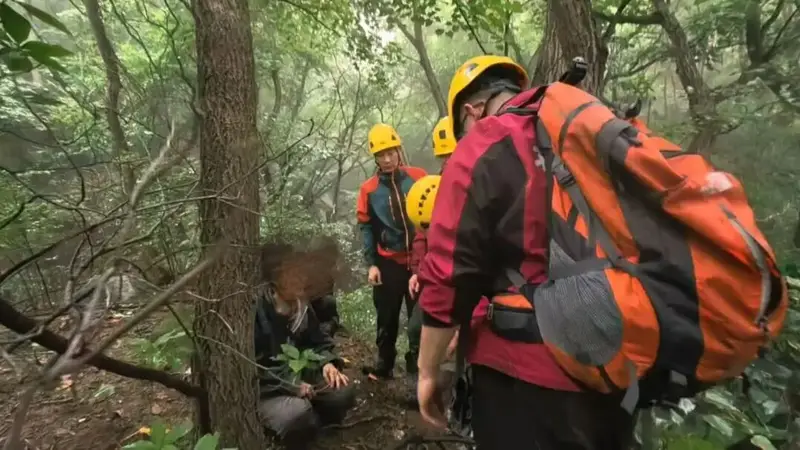老人迷信“山中听到有人呼喊名字不能应答”，与救援人员反向行走，被困深山超30小时