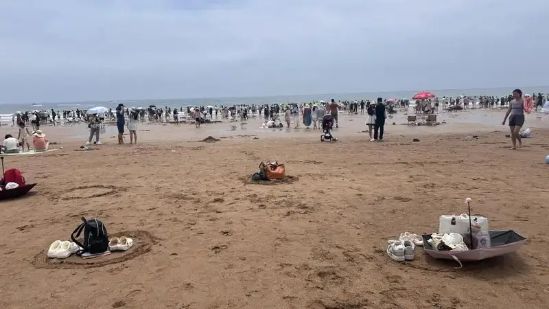 青岛老城沙滩的沙痕 是满城温柔的信任印记