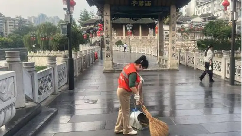 爽爽贵阳入夏时 古城环卫守洁迎宾来