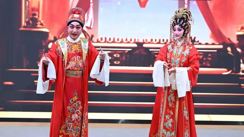 名家与小粤迷同台：粤港澳青少年粤剧夏令营上演虾腔传承之夜