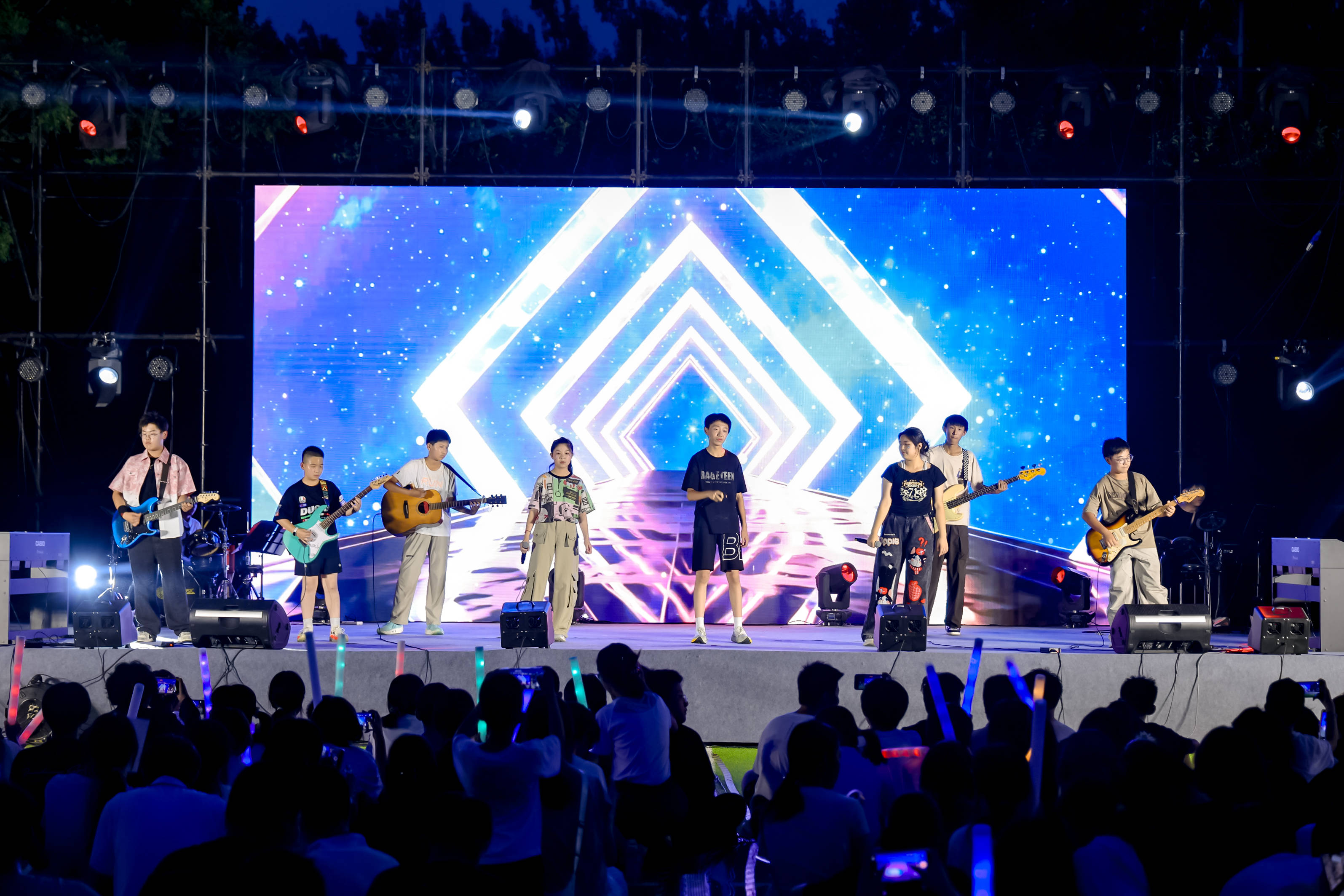 北京景山学校大兴实验学校举办首届草坪音乐节